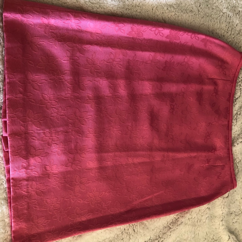 Beautiful 2-piece skirt suit, like new. Two (2) new photos added - Picture 3 of 8